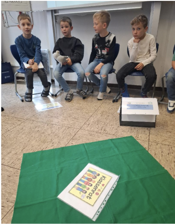Die moderierenden Klassensprecher sowie unser Rektor Herr Ryczko verabschiedeten die Kinder und wünschten erholsame Pfingstferien.