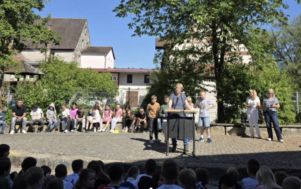 Die moderierenden Klassensprecher sowie unser Rektor Herr Ryczko verabschiedeten die Kinder und wünschten erholsame Pfingstferien.