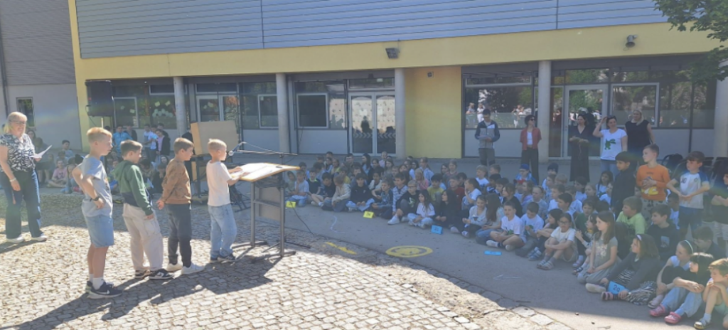 Die moderierenden Klassensprecher sowie unser Rektor Herr Ryczko verabschiedeten die Kinder und wünschten erholsame Pfingstferien.