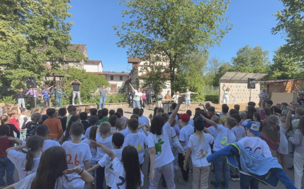 Die moderierenden Klassensprecher sowie unser Rektor Herr Ryczko verabschiedeten die Kinder und wünschten erholsame Pfingstferien.