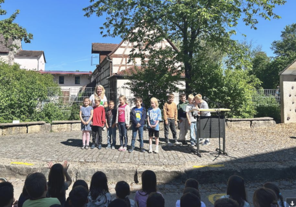Die moderierenden Klassensprecher sowie unser Rektor Herr Ryczko verabschiedeten die Kinder und wünschten erholsame Pfingstferien.