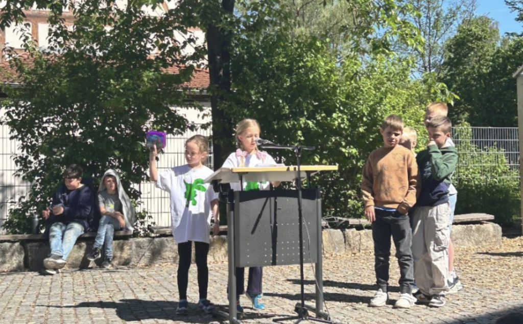 Die moderierenden Klassensprecher sowie unser Rektor Herr Ryczko verabschiedeten die Kinder und wünschten erholsame Pfingstferien.