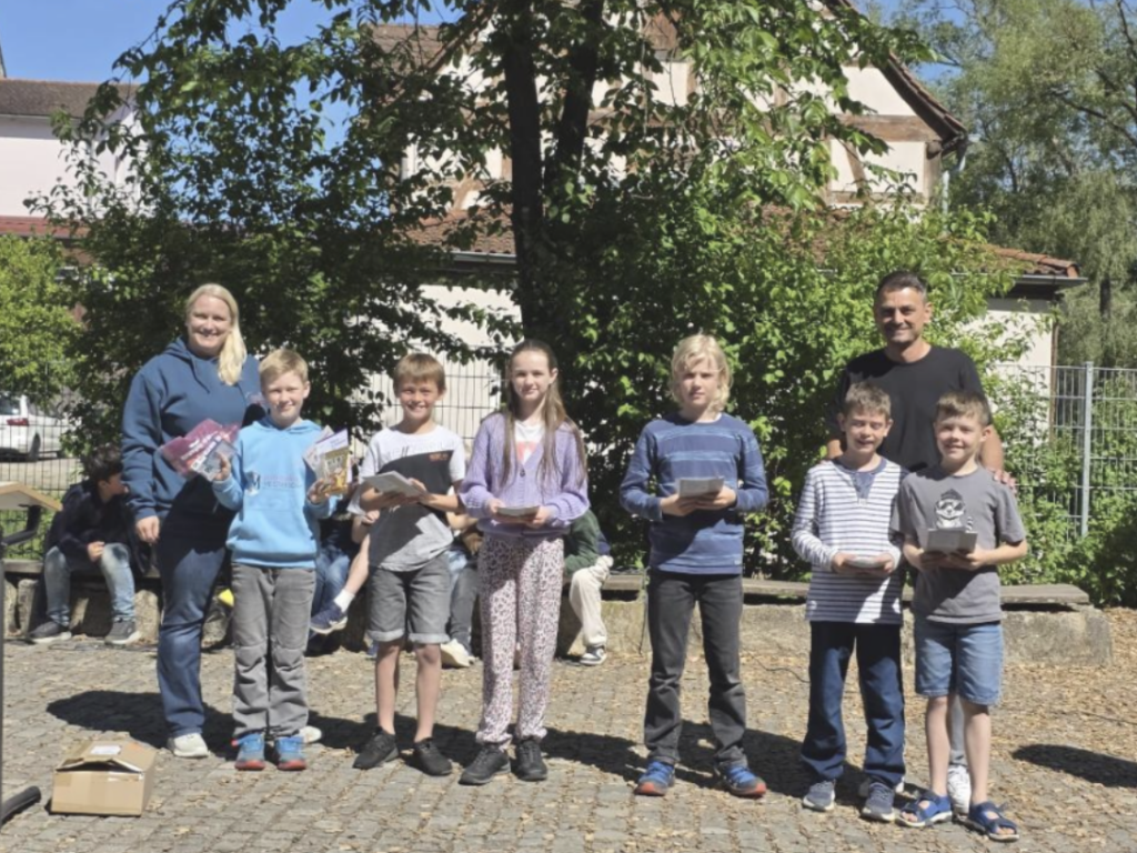 Die moderierenden Klassensprecher sowie unser Rektor Herr Ryczko verabschiedeten die Kinder und wünschten erholsame Pfingstferien.